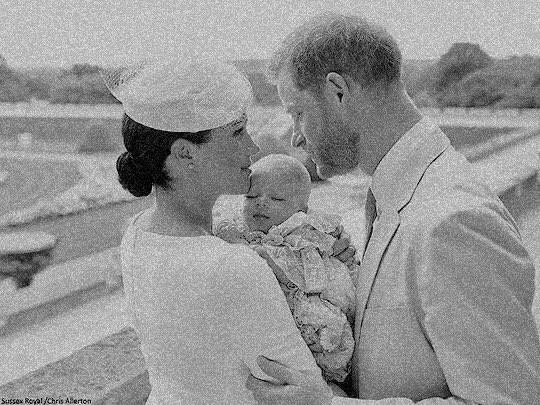 MeghanMarkleFr's tweet photo. #PHOTOS | #MeghanMarkle et le #PrinceHarry   et leur petite famille résumé en quatre photos. 🤍 https://t.co/Glfnh0eD9T