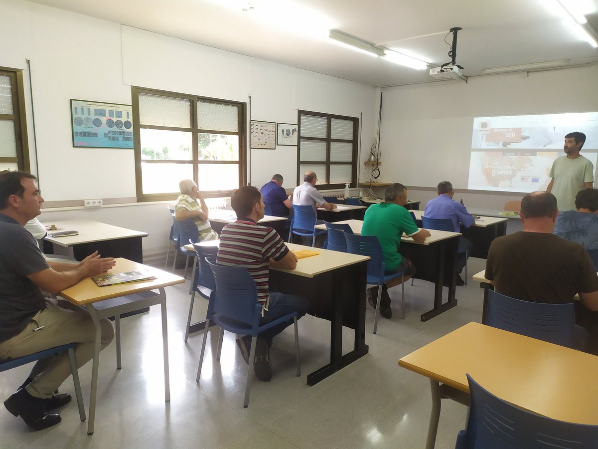 joan_pluma's tweet photo. Primer, al camp, ara a l'aula. 10 persones coneixent una nova manera de crear riquesa al bosc, que és futur per al món rural. @easolsones, suma pels bioproductes! https://t.co/UX42WK5zW1