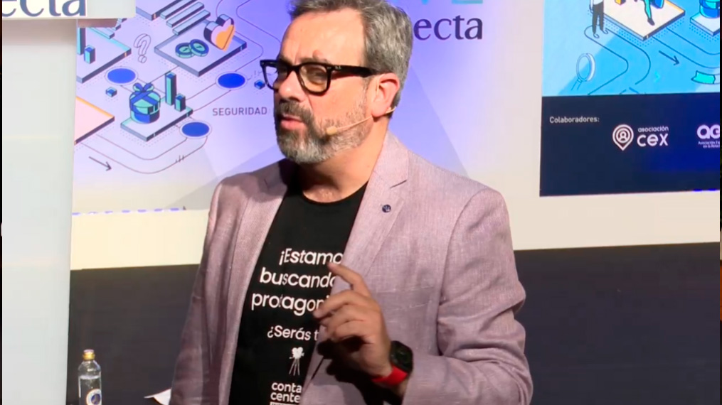 ¡Arranca la jornada de la tarde! Ya en el escenario Marta Ascanio, Directora Capital Humano de <a href="/gkonecta/">Konecta</a> dando paso a la ponencia de <a href="/AgustiMolias/">Agustí Molías</a> "Un contact center de película" #expocontact