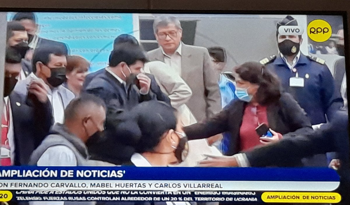 CatalinaQuinto_'s tweet photo. Estuvo en un colegio, intentamos hacerle preguntas pero no respondió. Al igual que @igormalca no estábamos enterados de la agenda del presidente. Ada Ramos reportera de @RPPNoticias se lo cruzó camino a otra comisión. Así trabaja la prensa en el gobierno de @PedroCastilloTe https://t.co/ch4lrNX1Uw