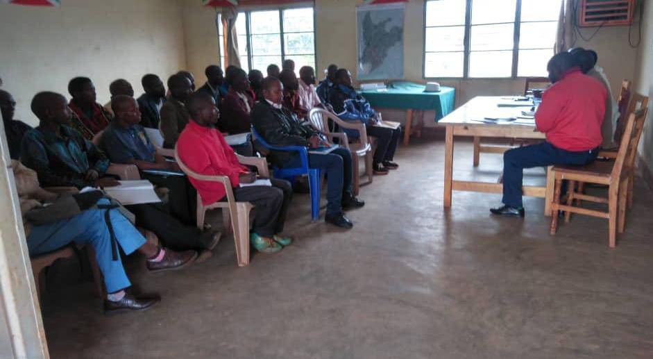 T_argos's tweet photo. #Burundi. Les envoyés du #FONIC se sont rendus en @Com_Kayokwe ou ils ont tenu une réunion à l'endroit des représentants des coopératives #Sangwe de cette commune dans le but de les inciter à planifier des projets rentables pour augmenter la production #Abatwip, @MwaroProvince https://t.co/fiPMIjgYqE