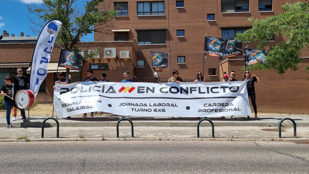 JupolNacional's tweet photo. El #ConsejoDeLaPolicía se ha convocado en un lugar diferente al habitual para impedir protestas ante la DGP

Antes de iniciarse, han retirado los dispositivos electrónicos a nuestros vocales, impidiéndoles el trabajo y COARTANDO SU LIBERTAD SINDICAL

#PoliciaEnConflictoColectivo https://t.co/8Z70DENez8