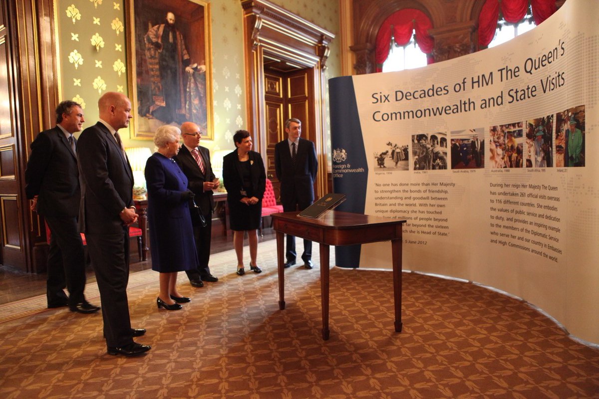 Remembering the occasion in 2012 when #TheQueenVisited the FCO and met @FCDOHistorians (with the PUS and Foreign Secretary in attendance). #PlatinumJubilee