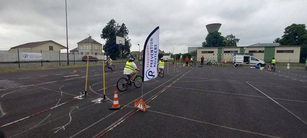 Preventionrout's tweet photo. [Nos actions en régions] Nos #bénévoles ont formé les élèves du collège d’#Attigny (08) et des écoles primaires voisines aux bonnes pratiques du #vélo avec notre atelier « Savoir Rouler à Vélo ».

@regiongrandest 

#aPR #prevention #preventionroutiere #educationroutiere https://t.co/9IZ9FV9U6W
