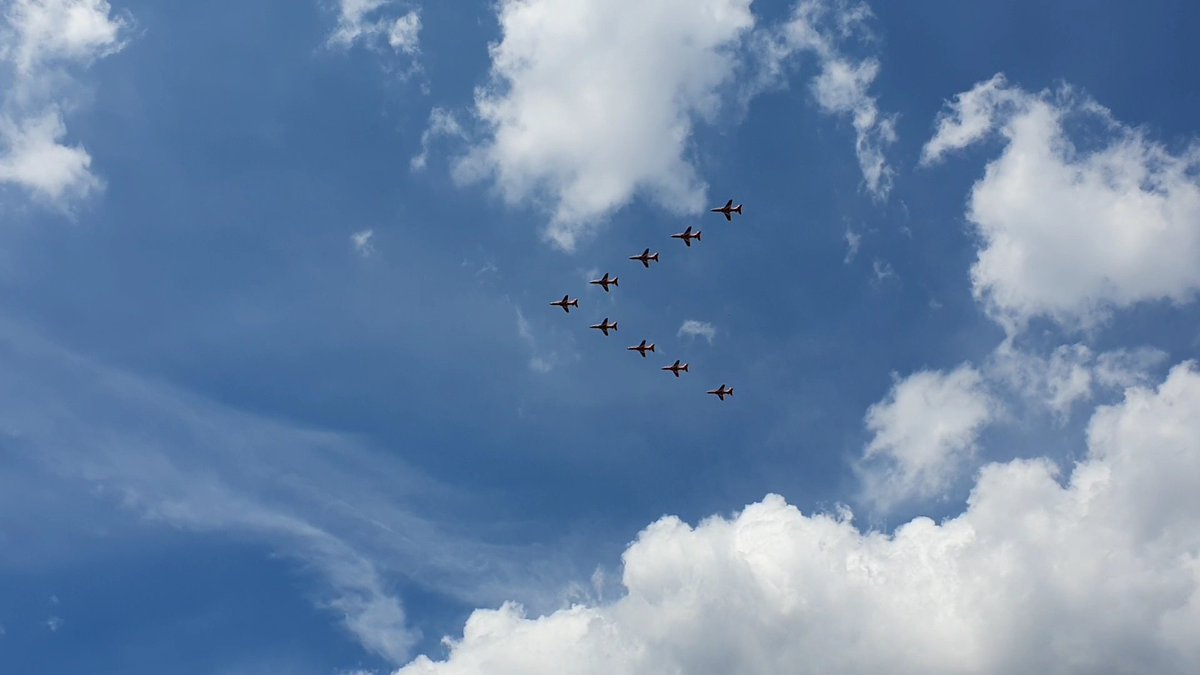 ldjbUK's tweet photo. #PlatinumJubilee flypast https://t.co/6wH6dulfN2