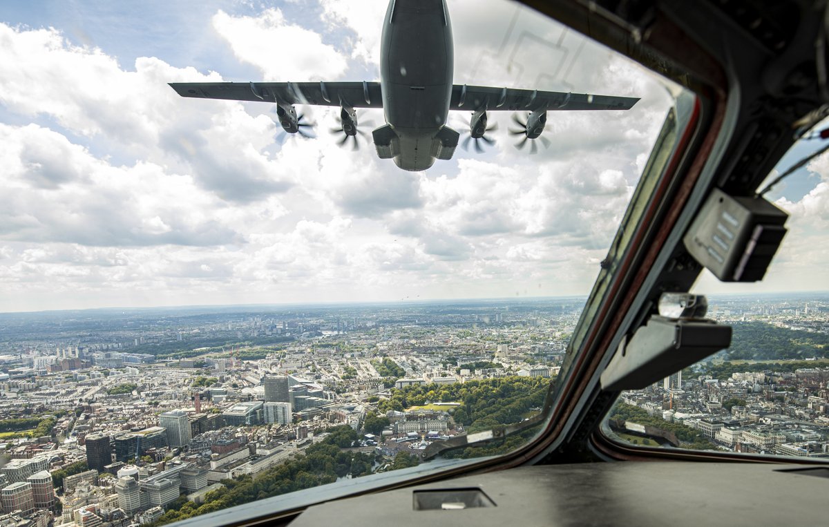 RoyalAirForce's tweet photo. Today, the Royal Air Force had the honour to participate in a special tri-Service flypast over Buckingham Palace celebrating Her Majesty The Queen’s #PlatinumJubilee. ​

Read more here: https://t.co/cPfgW7lnvd https://t.co/bwixUc93F5