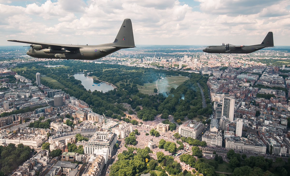 RoyalAirForce's tweet photo. Today, the Royal Air Force had the honour to participate in a special tri-Service flypast over Buckingham Palace celebrating Her Majesty The Queen’s #PlatinumJubilee. ​

Read more here: https://t.co/cPfgW7lnvd https://t.co/bwixUc93F5