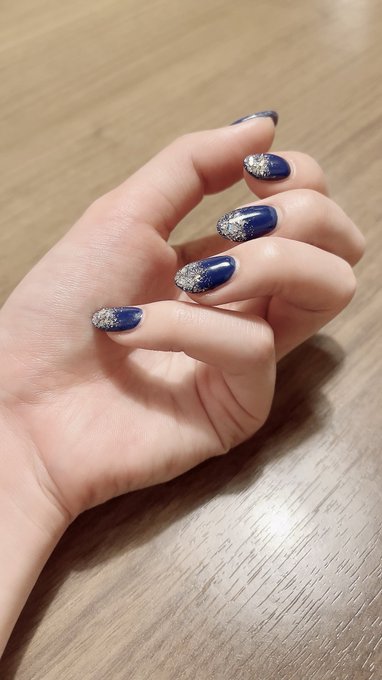 夜空のような爪先になりました✨ スーツには少し派手すぎるかも、と少々不安でしたが綺麗なので良しとします😈👍 https://t.co/PiRlpXxFL2