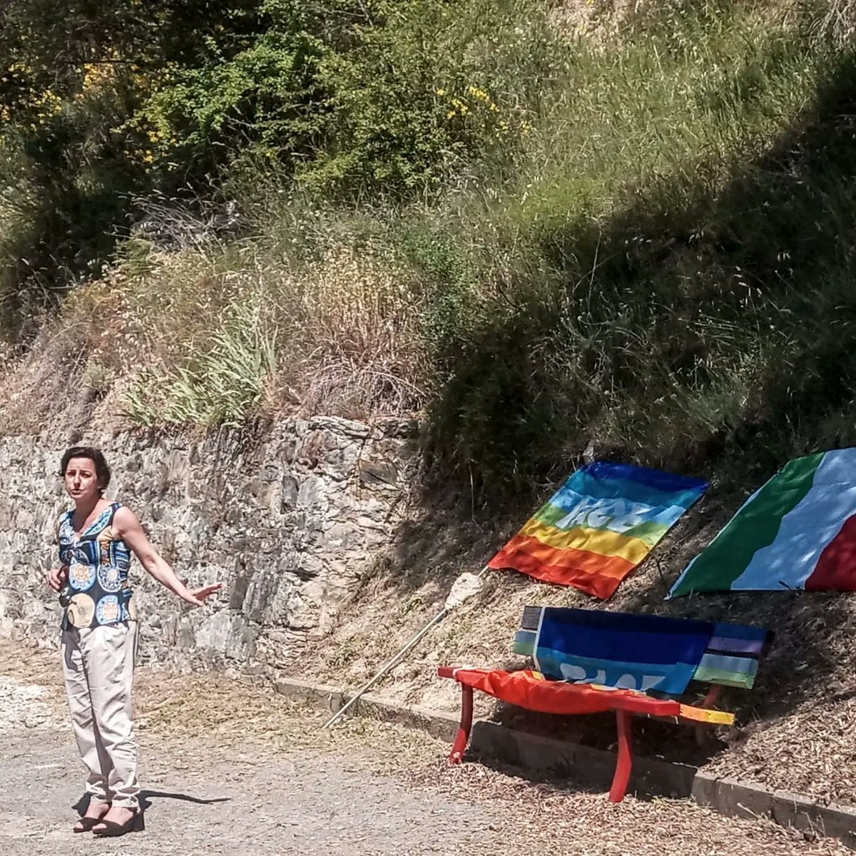 Sere_Spinelli's tweet photo. Oggi per la #FestadellaRepubblica, a #Compiobbi, nel mio paese, un gruppo di associazioni del territorio ha organizzato l'inaugurazione della "panchina della Pace".
La #pace non è un’opzione politica, è la condizione essenziale per l’umanità. E di umanità ne esiste una sola. https://t.co/caNi3oEVIx