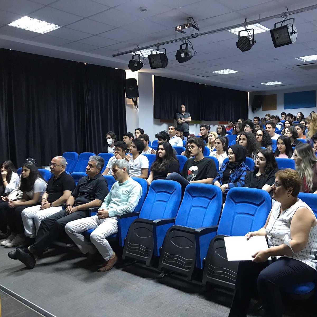 BHevsel's tweet photo. Bugün günlerden Ahmet Arif

Öğrencilerimizle şiirler okuduk, şairin ve şiirin dokusuna ses verdik.
📚❤️💙
#Bahçeşehirkoleji #BKDiyarbakır https://t.co/QtHqpA3Im0