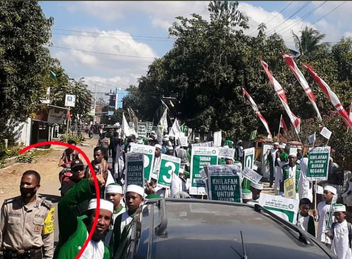 KaraengPudji's tweet image. Kayak sengaja dibiarkan oleh @DivHumas_Polri @CCICPolri @PolriBareskrim  seneng kali mereka mengawal pawai.....