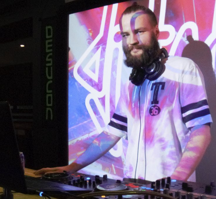 Catch our gang at <a href="/desukun/">Desucon (Finland)</a> Iltabileet! The night's full of weeb bangers with <a href="/DjYukata/">DJ Yukata</a>, <a href="/Movestache/">Movestache</a>, <a href="/tabbelss/">tabbels</a>, <a href="/kyyhky_jpeg/">kyyhky</a> and Neonya!! Rave Crew consisting of @SadeN_0, <a href="/nekahc/">NEKA</a>, <a href="/TheAversal/">Aversal</a>, <a href="/Rassyy2/">Rassyy</a> and @hexexen! 🥳 There's also our friends <a href="/HotAnimeBoyz/">HotAnimeBoyz</a> and Dj OSC HOOD ❤️🔥