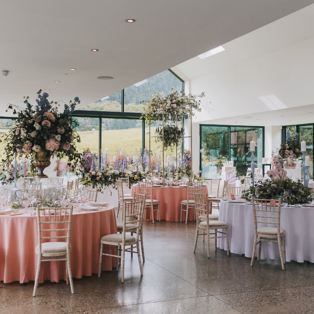 𝐅𝐈𝐓 𝐅𝐎𝐑 𝐀 𝐐𝐔𝐄𝐄𝐍 ♡ 

Steet party decor inspo in true Kelly Louise Floral Artistry style! 

We hope you all have a wonderful weekend celebrating the Platinum Jubilee

Pop the prosecco and let's celebrate 🥂 

#jubileeweekend #royal #weddingvenue