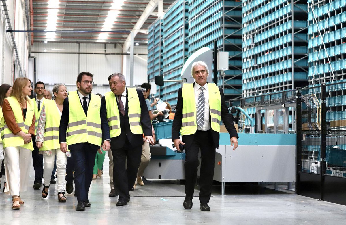 nataliamasguix's tweet photo. Avui hem conegut amb el MHP @perearagones la nova tecnologia SKYPOD, un sistema pioner de logística avançada incorporat per l'empresa catalana @EsboLogistic a #Sallent.

Sistema de robots que es desplaça en 3 dimensions per la nau i redueix el consum elèctric un 70%. https://t.co/brHda857Op