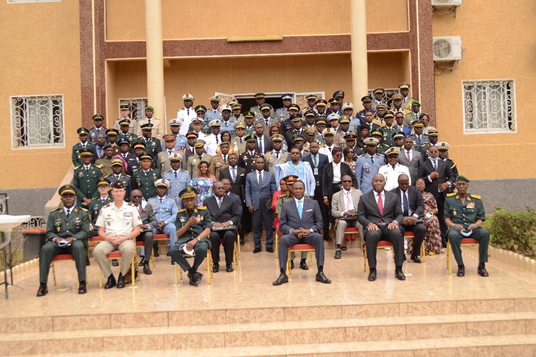 ESIG_Yaounde's tweet photo. Du 4 au 6 mai 2022, s’est tenu le colloque international 2022 de l’Ecole Supérieure Internationale de Guerre, sur le thème « transition énergétique et neutralité carbone dans le monde, quelle posture au-delà de l’écologie pour l’Afrique ?». https://t.co/J3HSmWa4ft