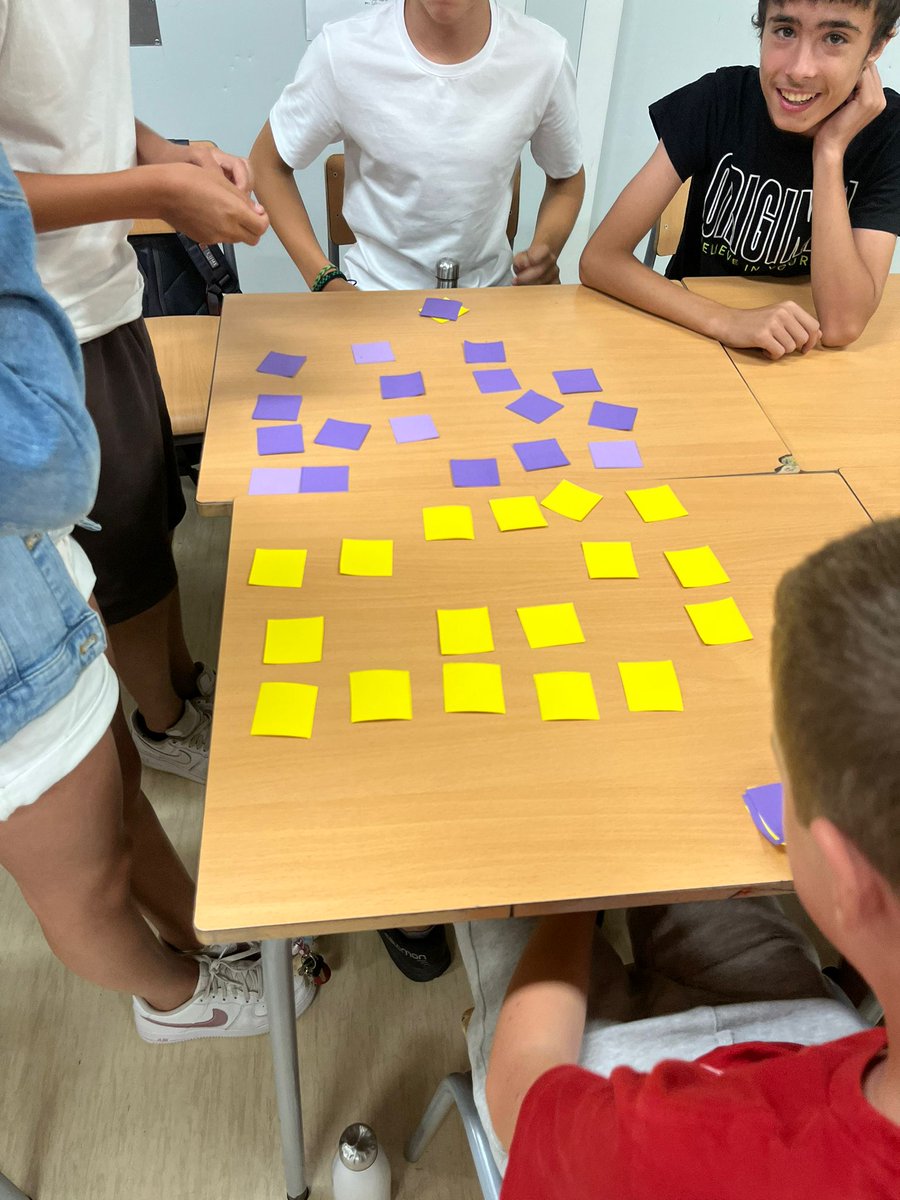 ie_martamata's tweet photo. Aquests dies a 2n d’ESO estem treballant les categories gramaticals. Quina millor manera que fer-ho jugant? Ells mateixos han creat els jocs, mireu quins artistes! #SecIEMM https://t.co/ClzttJE4K9