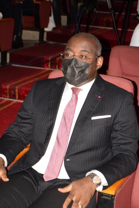 Sous le haut patronage de M. BETI ASSOMO Joseph, Ministre délégué à la Présidence chargé de la Défense, et devant l’attaché de défense près l’ambassade de France, les experts des questions juridiques, géopolitiques, énergétiques et de défense se sont succédé à la tribune ESIG.