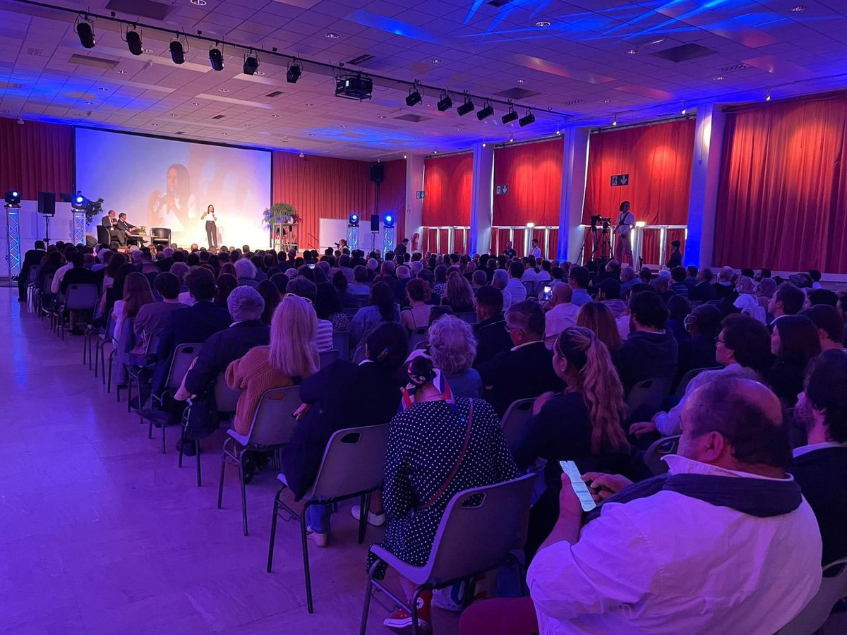 EPhilippe_LH's tweet photo. Hier en Île-de-France avec @dburkli et @ChristopheBechu pour exprimer mon soutien à mes amis @pybournazel et @NaimaMoutchou, candidats de la majorité présidentielle. 
#Législatives2022 https://t.co/Vpo71Or6E8