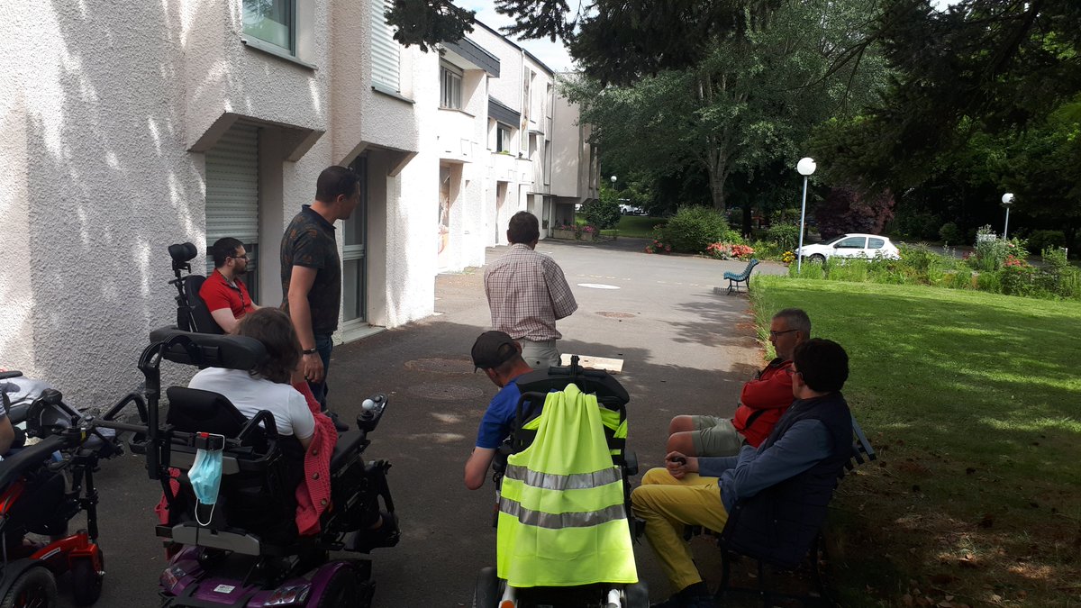 PFraux's tweet photo. Après-midi #jeux en extérieur : Palets, jeux en bois et Molky au programme.
🧃Après l'effort, le réconfort avec le #partage du goûter sous ce beau temps 🌞
Avec les usagers #Jabadao, l'accueil de jour de l'#ADIMC35 de #VernSurSeiche et de l'Accueil temporaire du @PFraux. https://t.co/0iJCVKSHQf