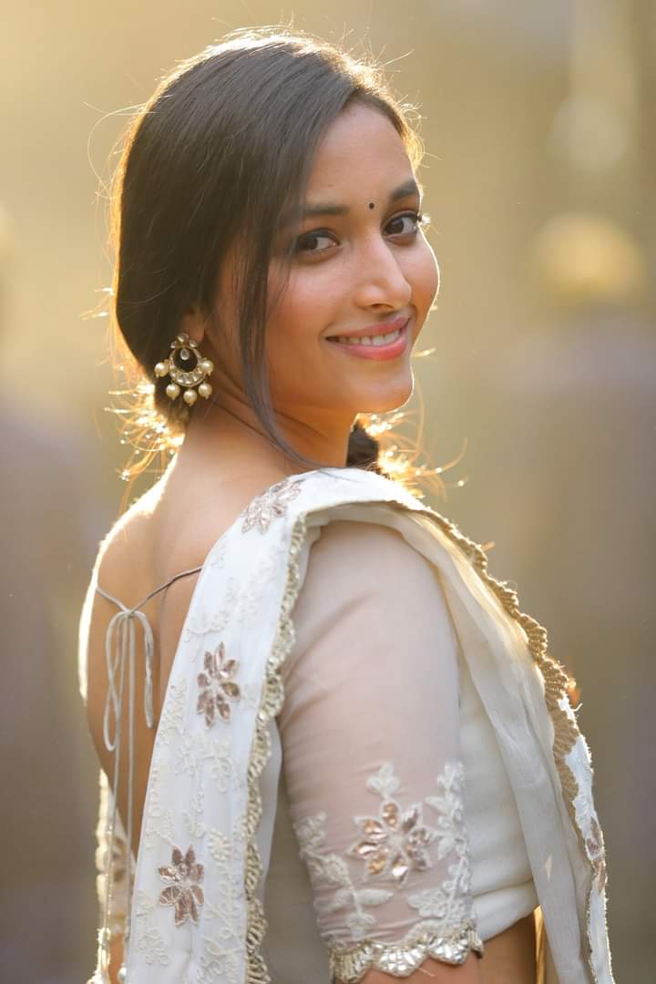 filmistreet's tweet photo. Pretty #SrinidhiShetty on the sets of #PrashanthNeel's #KGFChapter2 โค๏ธ๐ #Reena #kgfchapter2making l #filmistreet l https://t.co/ZI3HtzhhOD