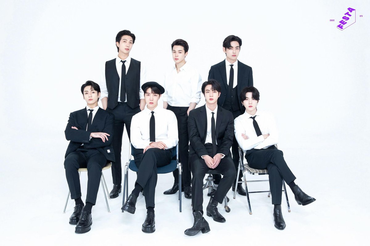 vminiecats's tweet photo. 📸| Hilo con las nuevas fotos de BTS para la ceremonia de apertura del #FESTABTS2022 

•Retrato Familiar @BTS_twt (1) https://t.co/581b1pecMw