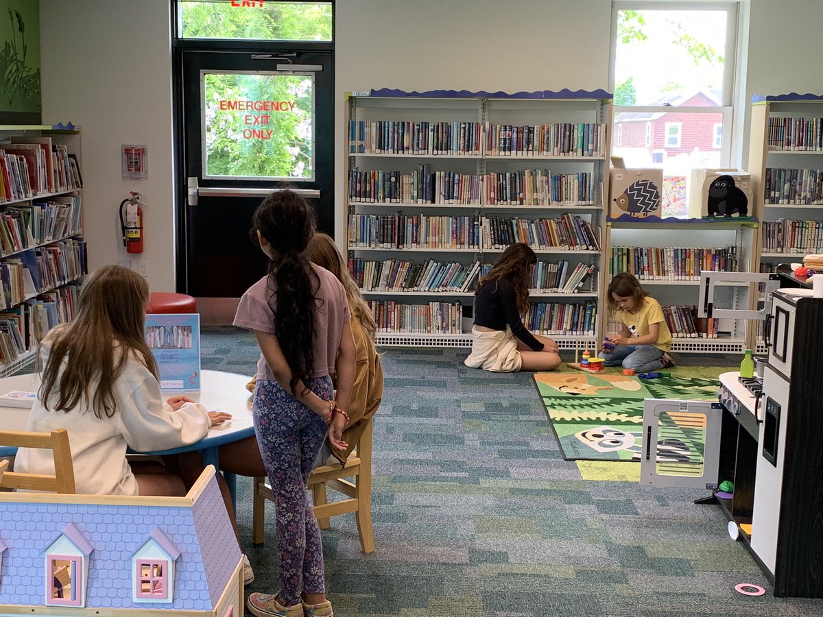 tpressler3's tweet photo. Some library fun with our 6th grade buddies! @tpressler3 @southoldelem @Southold_Lib @ellen_oneill @CherylMichaeli3 @monicarowsom https://t.co/JAZVs9skCX
