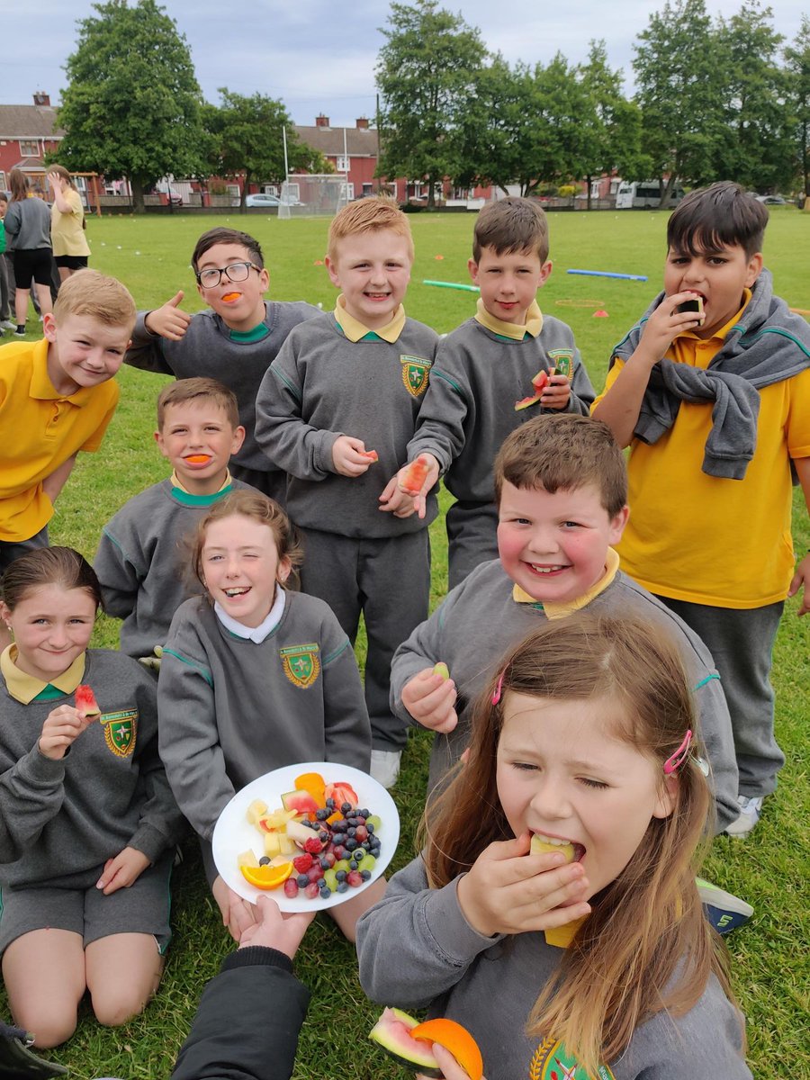 stbenedictsand1's tweet image. A massive thank you to the Parent&apos;s Committee for helping out with the healthy fruit platters for all the children today, so much colour in one photo! Well done to all the children for trying out so many delicious new fruits, they went down a treat! #ASF #ASW #HealthyTreatFriday