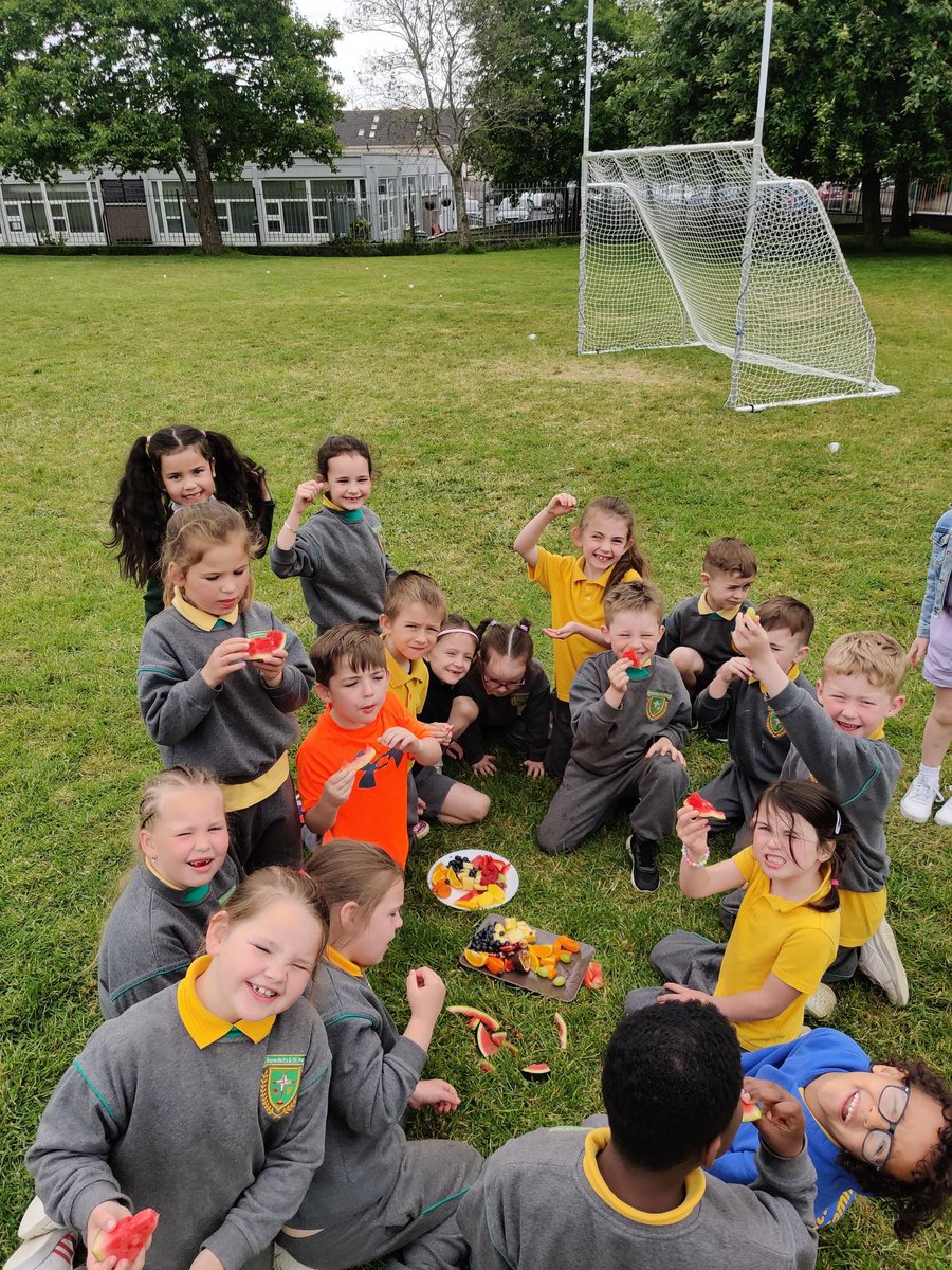 stbenedictsand1's tweet image. A massive thank you to the Parent&apos;s Committee for helping out with the healthy fruit platters for all the children today, so much colour in one photo! Well done to all the children for trying out so many delicious new fruits, they went down a treat! #ASF #ASW #HealthyTreatFriday