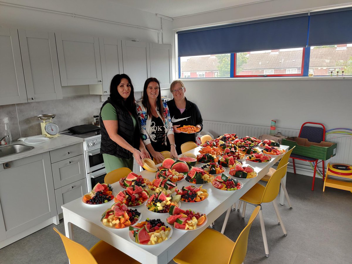 stbenedictsand1's tweet image. A massive thank you to the Parent&apos;s Committee for helping out with the healthy fruit platters for all the children today, so much colour in one photo! Well done to all the children for trying out so many delicious new fruits, they went down a treat! #ASF #ASW #HealthyTreatFriday