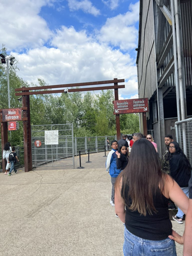 SoniaMUArtist's tweet photo. @THORPEPARK paid £36 for 3 timed fast track tickets and now made to wait in over 30 min fast track queue for Saw. How do I complain and get a refund? https://t.co/o00O0dNehC