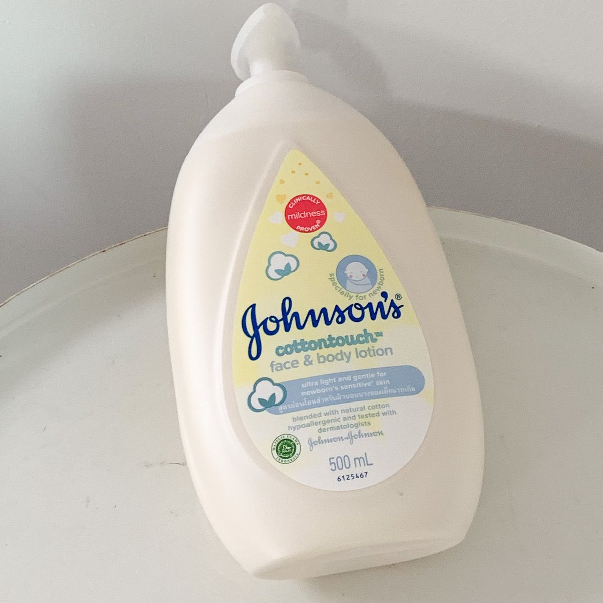 โลชั่นน้องคนนี้หอมจึ้งมาก กูเสพติดกลิ่นนี้สุด ดมแขนตัวเองแม่งทั้งวัน กลิ่นหอมติดตัว หอมอ่อนๆ แต่กลิ่นติดทนโคตร ไม่เหนียวเหนอะหนะด้วย

ช้อปปี้ : shope.ee/floFLIGae
ลาซาด้า : s.lazada.co.th/l.Zppl