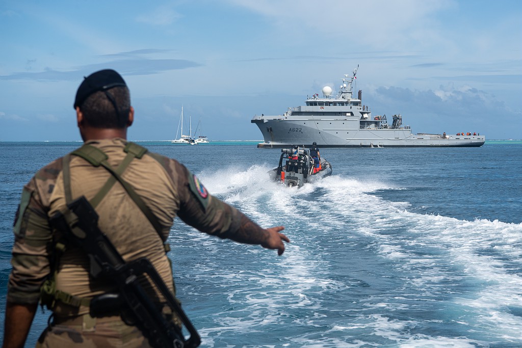 MarineNationale's tweet photo. Le BSAOM Bougainville a notamment coordonné un dispositif aéro-maritime de recherche, mobilisant l’ensemble des moyens maritimes 🇫🇷et 🇺🇸 - dont l'USS Pearl Harbor et un Hercule C130J de l'@usairforce, confirmant l'excellente coordination des unités engagées. https://t.co/GYhI8kcLkn