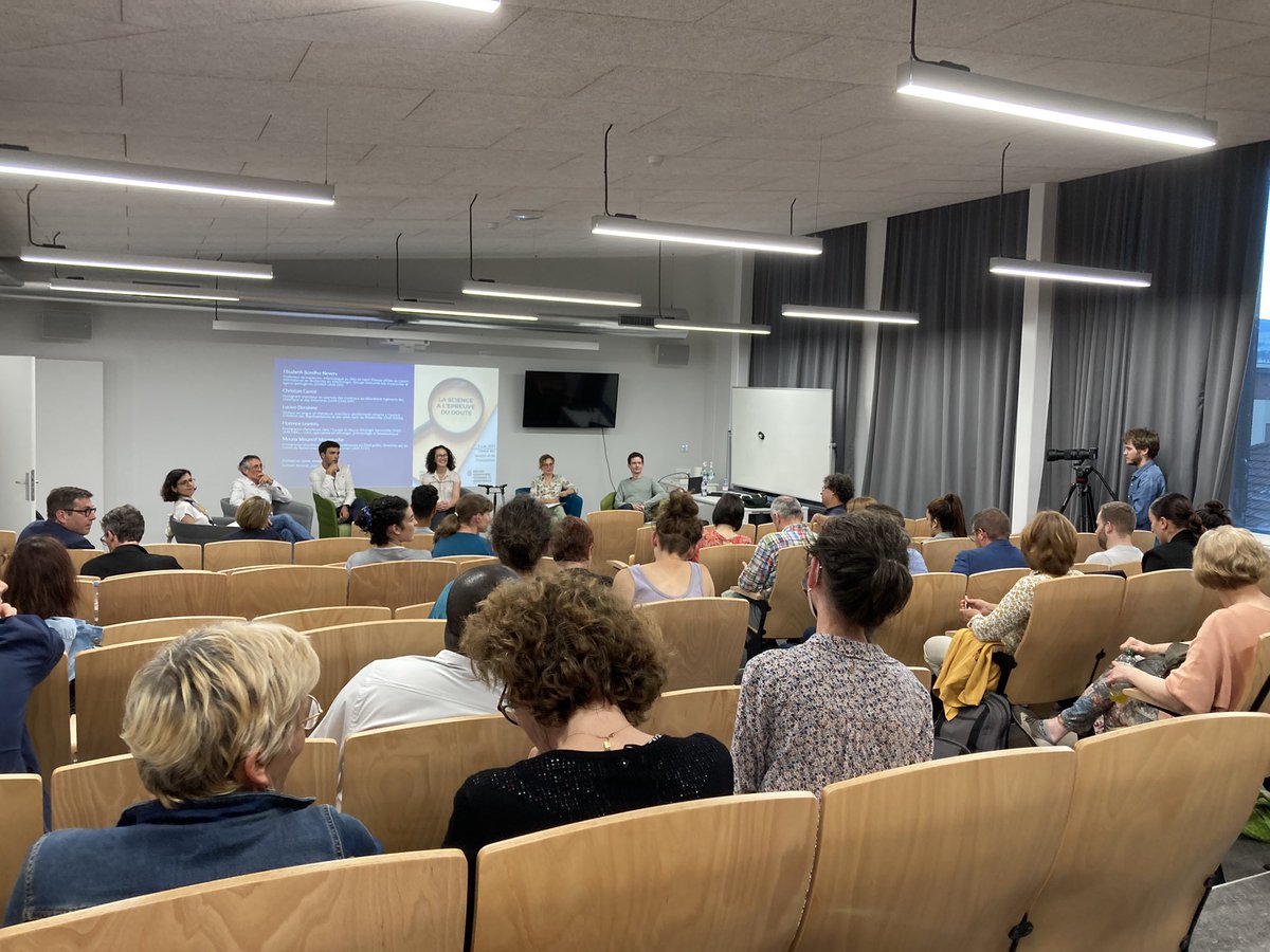 CSTI_UJM's tweet photo. Merci à nos 5 chercheurs et chercheuses @Univ_St_Etienne de nous avoir éclairé sur la méthode scientifique et avoir échangé sur la science à l’épreuve du doute. 😊 Merci à @E_BotelhoNevers, Florence Levrero,  Christian Carrot, Lucien Derainne et Mouna Mouncif-Moungache. 👏🏻 https://t.co/m3c0Zt6hvp