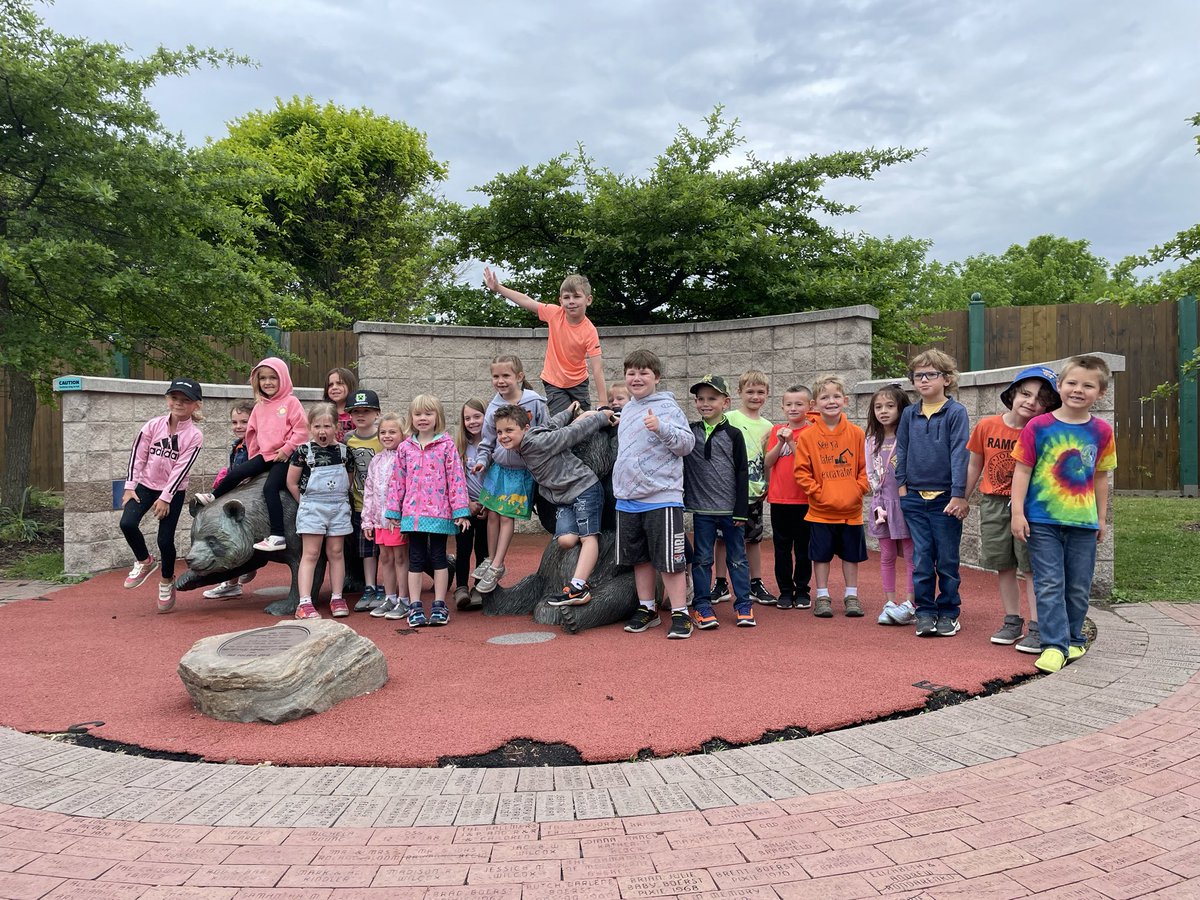 MeghanWay's tweet photo. Kindergarten Zoo Day! https://t.co/6spG7670zB