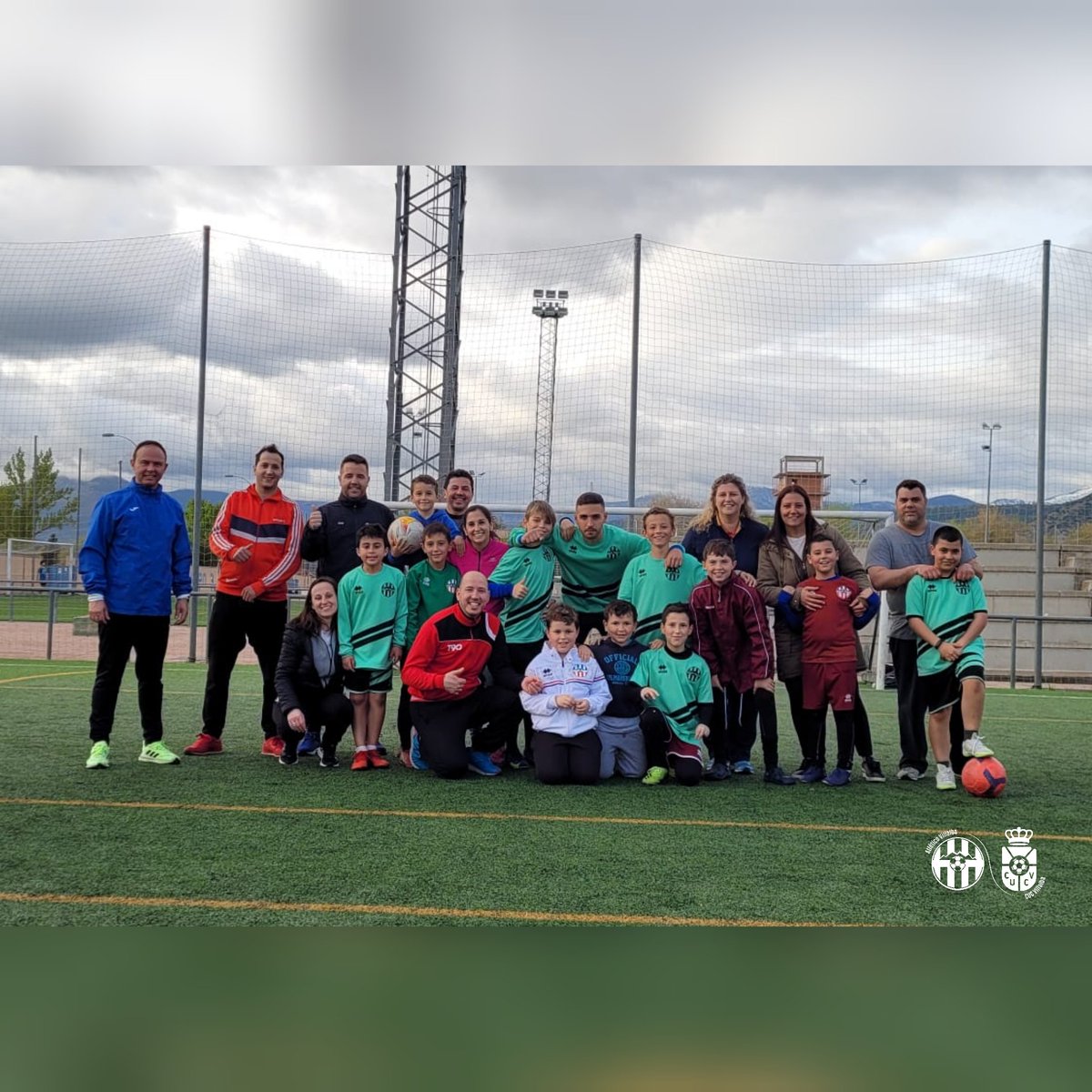 PARTIDOS PADRES/MADRES CON HIJOS ♥️⚽

Conforme vamos llegando al final de la temporada los equipos aprovechan para jugar partidos con sus padres y madres y de esta manera disfrutar😁 con ellos de este deporte tan único.

#soñamosjuntos