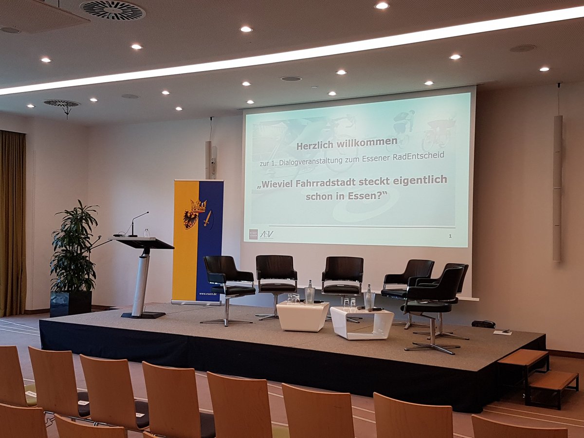 Essen_Ruhr's tweet photo. Gleich beginnt die Dialogveranstaltung "Wie viel #Fahrradstadt steckt eigentlich schon in Essen?" im Atlantic Congress Hotel. 🚴♂️ Wir sind gespannt und freuen uns auf eine rege Diskussion! 🗣👥👤
#RadEntscheidEssen
@Radentscheid_E https://t.co/AbDhMYx0N6