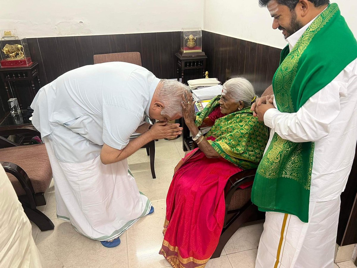 blsanthosh's tweet image. It was an enriching moment for me today .. Had the fortune of spending few golden moments with Salu marada Thimmakka , a Padma awardee &amp;amp; environmentalist in true sense, seek her blessings &amp;amp; spend some time with her over a cup of coffee ..🙏🙏🙏