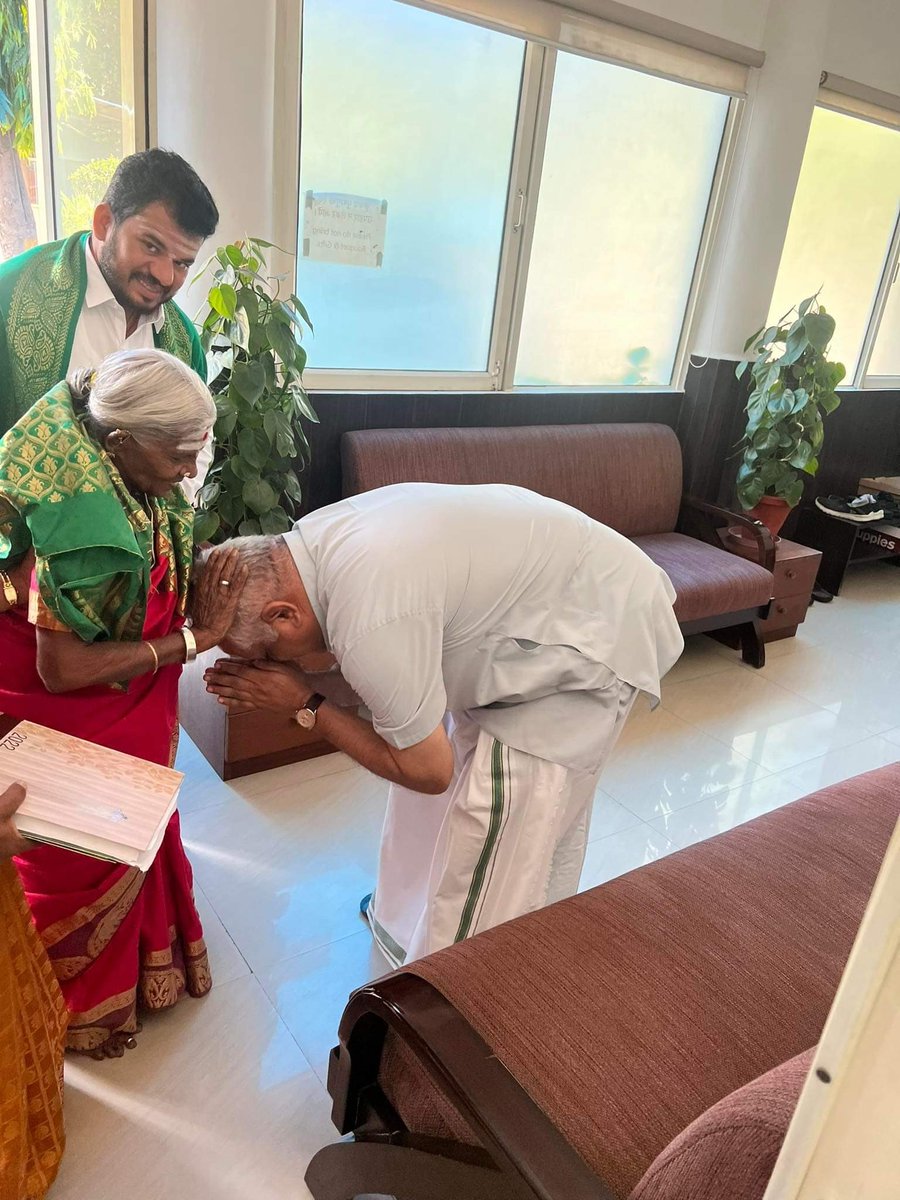 blsanthosh's tweet image. It was an enriching moment for me today .. Had the fortune of spending few golden moments with Salu marada Thimmakka , a Padma awardee &amp;amp; environmentalist in true sense, seek her blessings &amp;amp; spend some time with her over a cup of coffee ..🙏🙏🙏