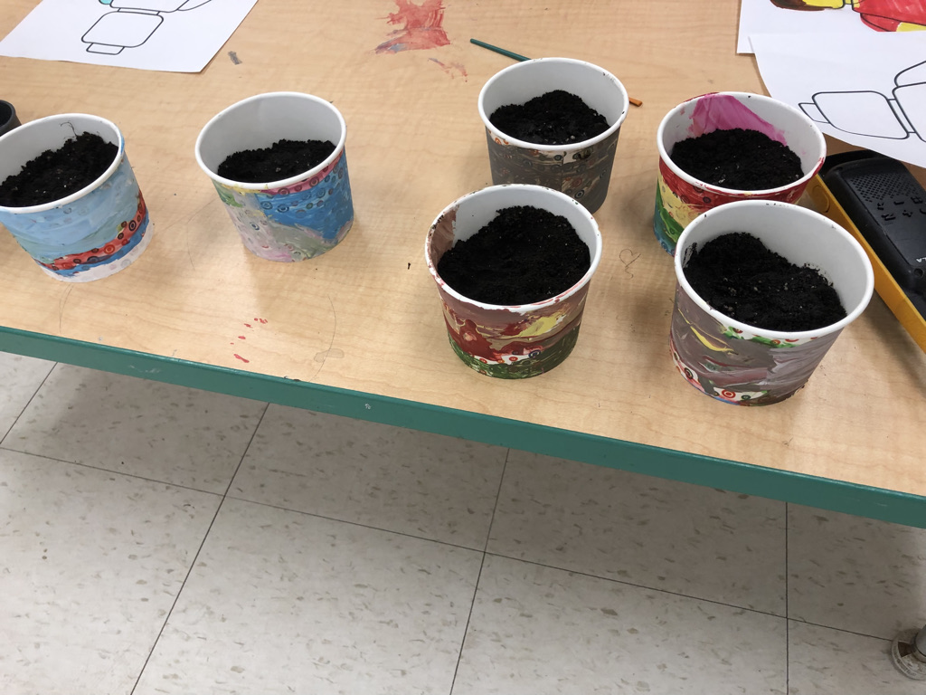 DamsteegtEmily's tweet photo. Notre programme de baccalauréat en éducation français a établi un partenariat avec L'Envolée Service de Garde et nous avons passé un après-midi amusant en faisant de l'art! Nous avons peint des pots pour des graines des pois!
@Leo_JamesLeves @mme_emiliech #STUBED2022 https://t.co/6hPQffpClf