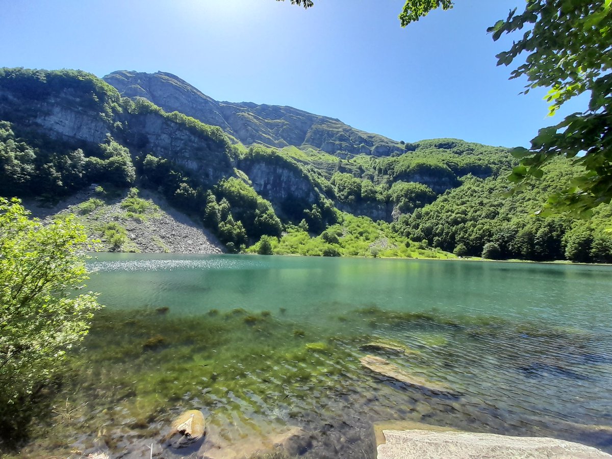 Lory0074's tweet photo. Girando in Appennino abbiamo trovato un lago Santo e una via Modesta
#lagosanto
#fiumalbo https://t.co/DpVbJ5ti9E