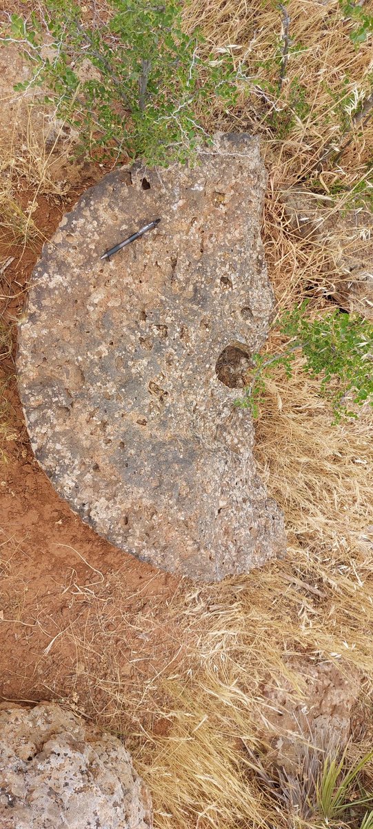 In our search for millstones and quarries in Morocco, we stumbled upon so interesting mideval millstones at one of our prospective quarry sites! What an interesting day!