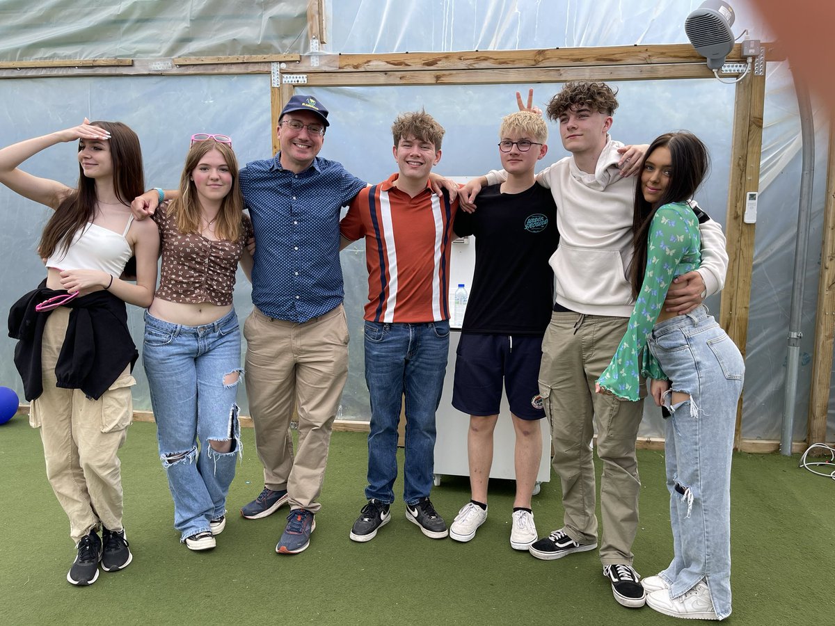 Thank you #Llanrumney — what a day for the community! Thank you to the <a href="/LlanrumneyHall/">Llanrumney Hall</a> for allowing me to channel my Chris Evans compering a day of fabulous live music on the main stage ☀️ 🎊 🇬🇧 #SummerFete #jubilee