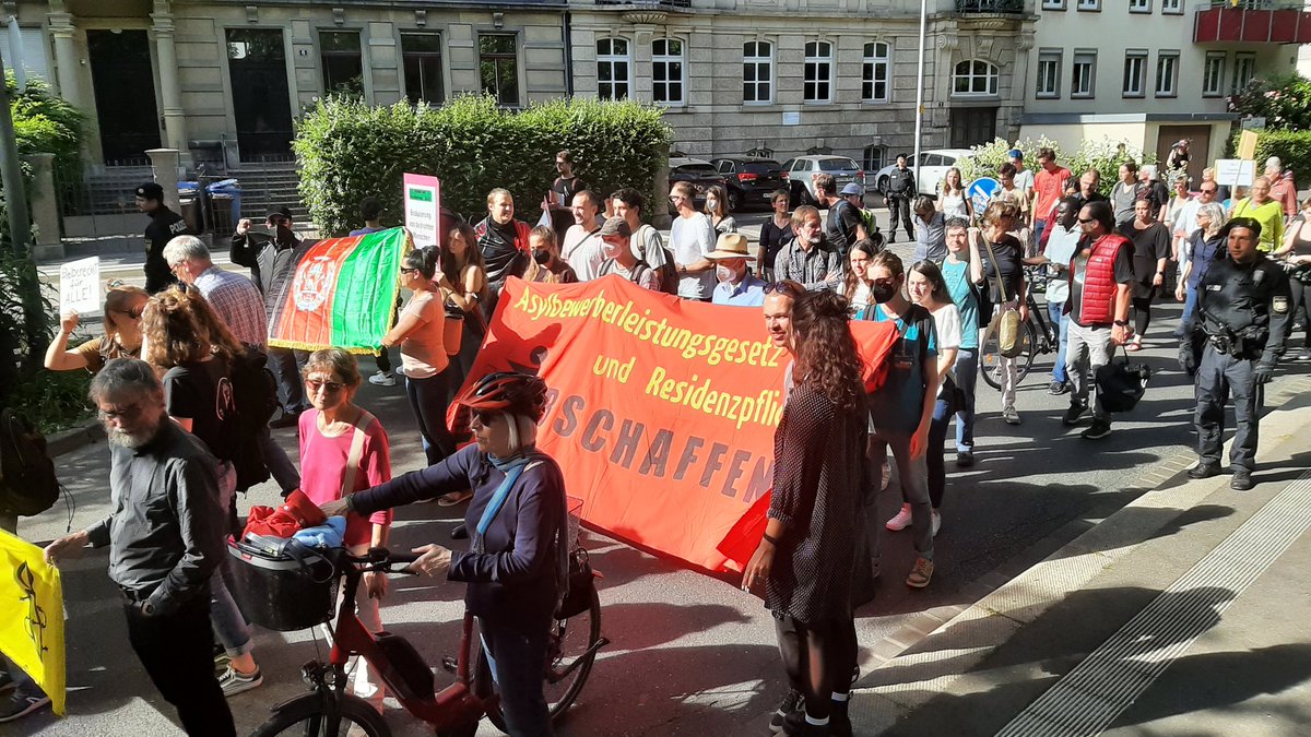 250 TN bei unserer Demo in #Würzburg anlässlich der #Innenministerkonferenz mit @BUMFeV @ProAsyl @tdh_de Flüchtlingsrat Würzburg und viele andere. #bleiberecht und #aufnahme Sofort.