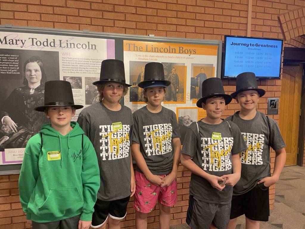 MrsDeHaan's tweet photo. HCMS Springfield trip 2022! Stop #1 - Lincoln’s home. @HCMSTigers157c @fsd157c https://t.co/UjjohlpGgh