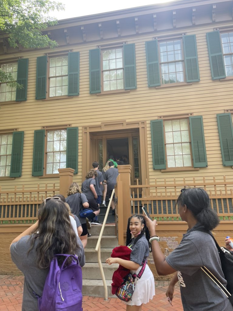 MrsDeHaan's tweet photo. HCMS Springfield trip 2022! Stop #1 - Lincoln’s home. @HCMSTigers157c @fsd157c https://t.co/UjjohlpGgh