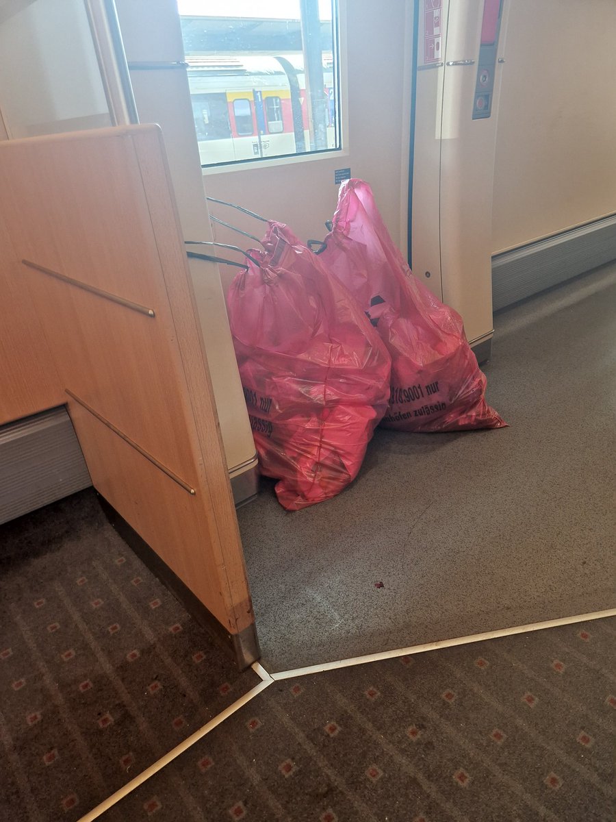 JPValenghi's tweet photo. @RailService Heute wurde der ICE Zürich-Basel 07:59 mit einer zu kurzen Zugkomposition ersetzt -> Leute stehen in der 1. &amp; 2. Klasse. Und im ICE  80075 Basel-Zürich hat der Zug 10 Minuten Verspätung (ist ok), der Speisewaagen ist zu (ist ok) aber es sieht so aus.Nicht SBB-like 😢 https://t.co/trYooiJjUn