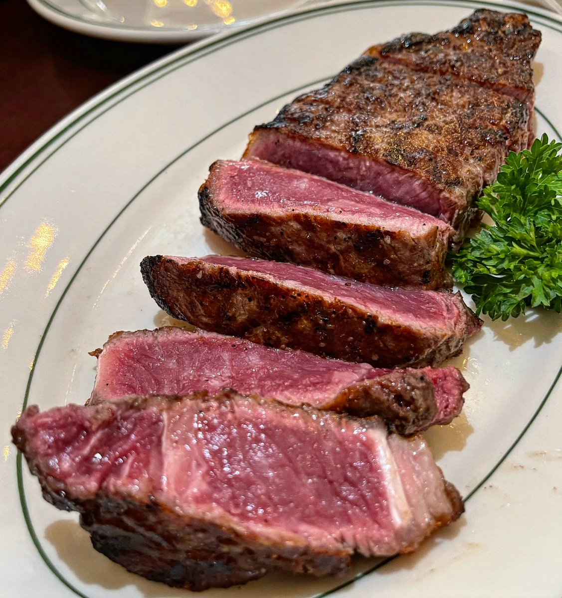 Foodiechats's tweet photo. Medium Rare to perfection from the one and only Joe’s in Chicago! #Foodiechats #ChicagoFood #SteakLover https://t.co/LcrFX5zoiK