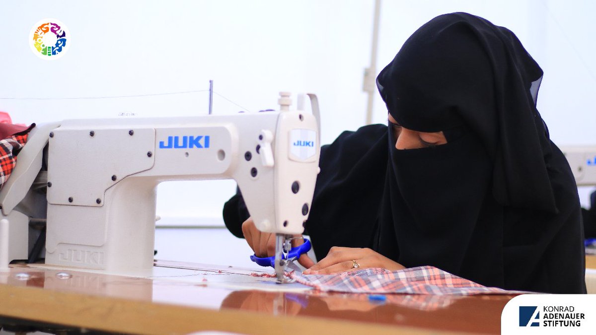 yldfyemen's tweet photo. "كان حلمي أن أدرس، أتعلم، واتوظف كي يكون مستقبلي بيدي، لكن سارت الامور في إتجاه مختلف، ومع ذلك تكيفت وأنا قريبة من إعادة مستقبلي إلى يدي مجددا" تقول فردوس وهي فتاة نزحت مع أسرتها بسبب الصراع واستهدفتها #YLDF ضمن مشروع #SOLVE المنفذ بالشراكة مع @KASonline وتتعلم حاليا الخياطة. https://t.co/x9yZOY8s2u