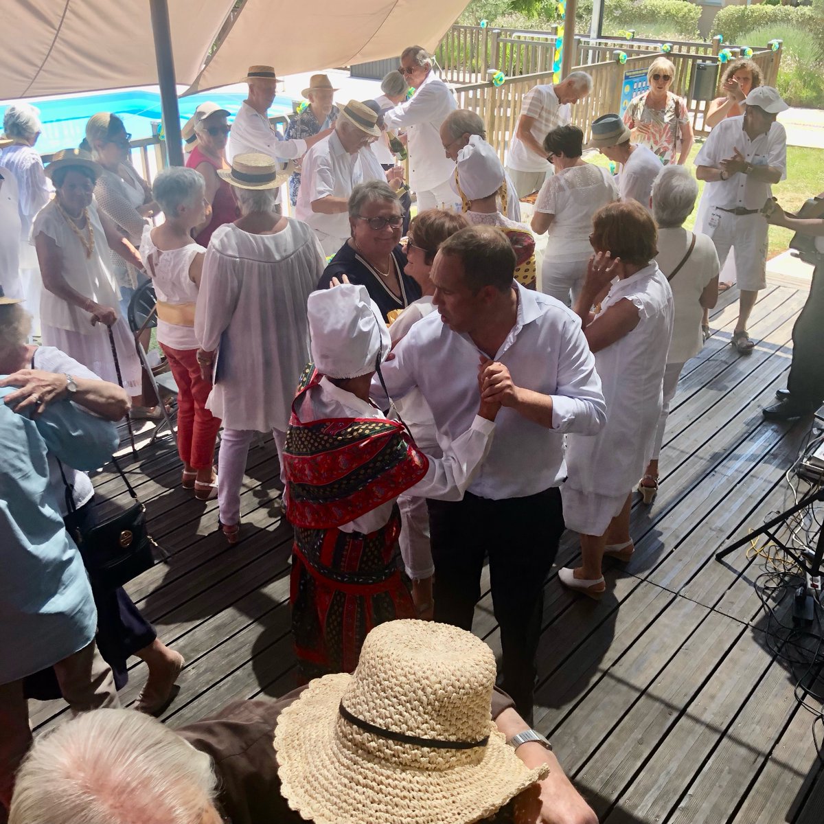 senioriales's tweet photo. On commence le mois avec l'anniversaire des 10 ans de nos résidences de #Montélimar ville et village.🏡
Aux #Senioriales nous en avons profité pour mettre à l'honneur nos résidences. 🎂
Alors, nous leur souhaitons encore un joyeux anniversaire et merci aux personnes présentes !😇 https://t.co/6CboeHokZk
