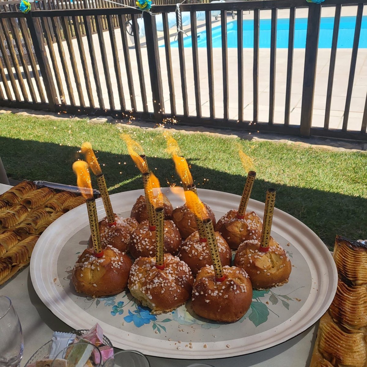 senioriales's tweet photo. On commence le mois avec l'anniversaire des 10 ans de nos résidences de #Montélimar ville et village.🏡
Aux #Senioriales nous en avons profité pour mettre à l'honneur nos résidences. 🎂
Alors, nous leur souhaitons encore un joyeux anniversaire et merci aux personnes présentes !😇 https://t.co/6CboeHokZk